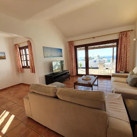 2 Bedroom 'the Bungalow' With Private Heated Pool.