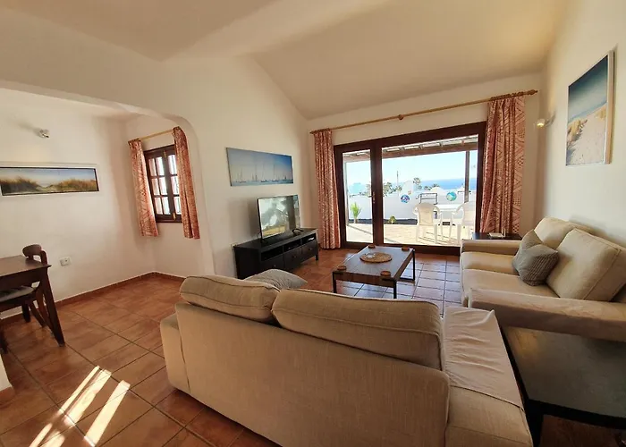 2 Bedroom 'the Bungalow' With Private Heated Pool.